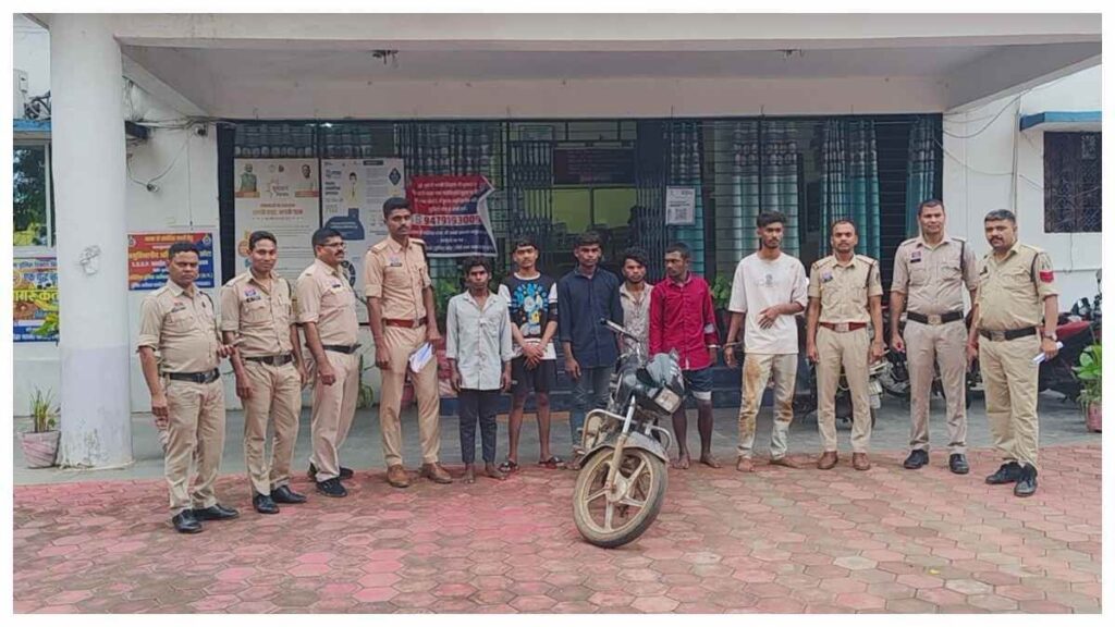 बिलासपुर में मदद मांगने के बहाने लूटपाट करने वाले छह बदमाश गिरफ्तार, मोबाइल और बाइक जब्त - राष्ट्रवाणी - Chhattisgarh समाचार
