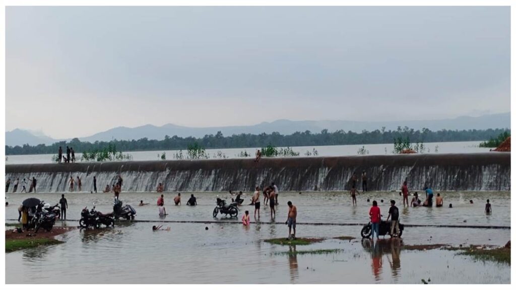 फुहारों वाला संडे: कोटा व खूंटाघाट बांध पर दिखी खूब रौनक, प्रकृति के मनोहारी दृश्यों को लोगों ने मोबाइल में किया कैद - राष्ट्रवाणी - Chhattisgarh समाचार
