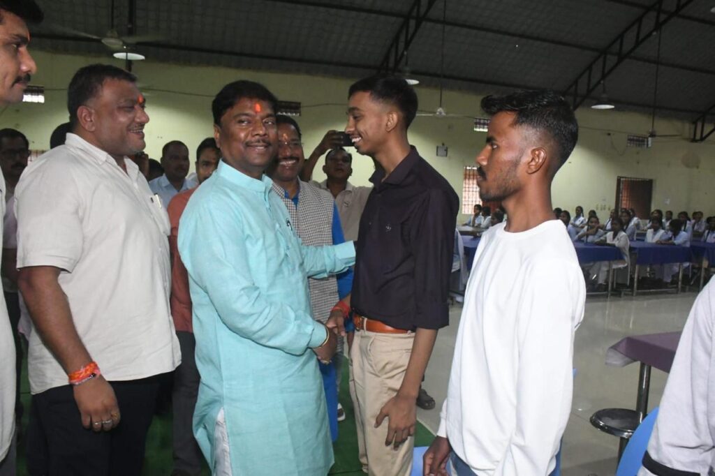 छू लो आसमान के सफल विद्यार्थियों का वन मंत्री केदार कश्यप ने किया सम्मान - राष्ट्रवाणी - Chhattisgarh समाचार