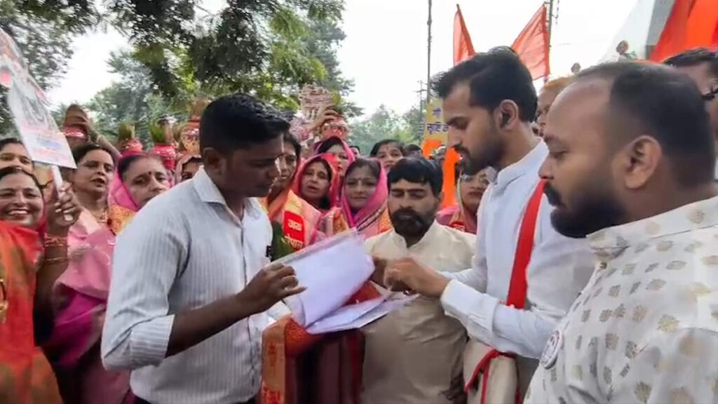 गौ माता को राष्ट्रमाता घोषित करने की मांग, राष्ट्रपति के नाम सौंपा सवा लाख लोगों के हस्ताक्षरों वाला ज्ञापन… - राष्ट्रवाणी - Chhattisgarh समाचार गौ माता को राष्ट्रमाता घोषित करने की मांग, राष्ट्रपति के नाम सौंपा सवा लाख लोगों के हस्ताक्षरों वाला ज्ञापन… - राष्ट्रवाणी - Chhattisgarh समाचार