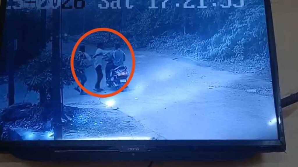 रायपुर में बदमाशों का आतंक! राह चलते स्कूटी सवार पर धारदार हथियार से किया हमला, विदेो आया सामने - राष्ट्रवाणी - Chhattisgarh समाचार