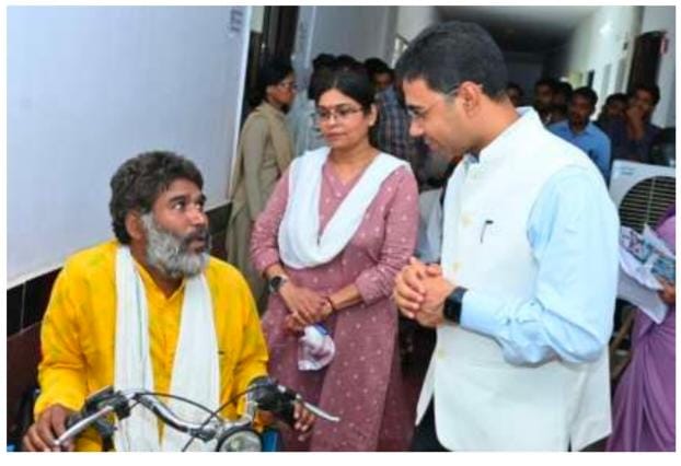 मुख्यमंत्री हेल्पलाइन से मिली नई राह, मोटराइज्ड ट्राइसाइकिल ने बदली दिव्यांग हितग्राही की जिंदगी - राष्ट्रवाणी - Chhattisgarh समाचार मुख्यमंत्री हेल्पलाइन से मिली नई राह, मोटराइज्ड ट्राइसाइकिल ने बदली दिव्यांग हितग्राही की जिंदगी - राष्ट्रवाणी - Chhattisgarh समाचार