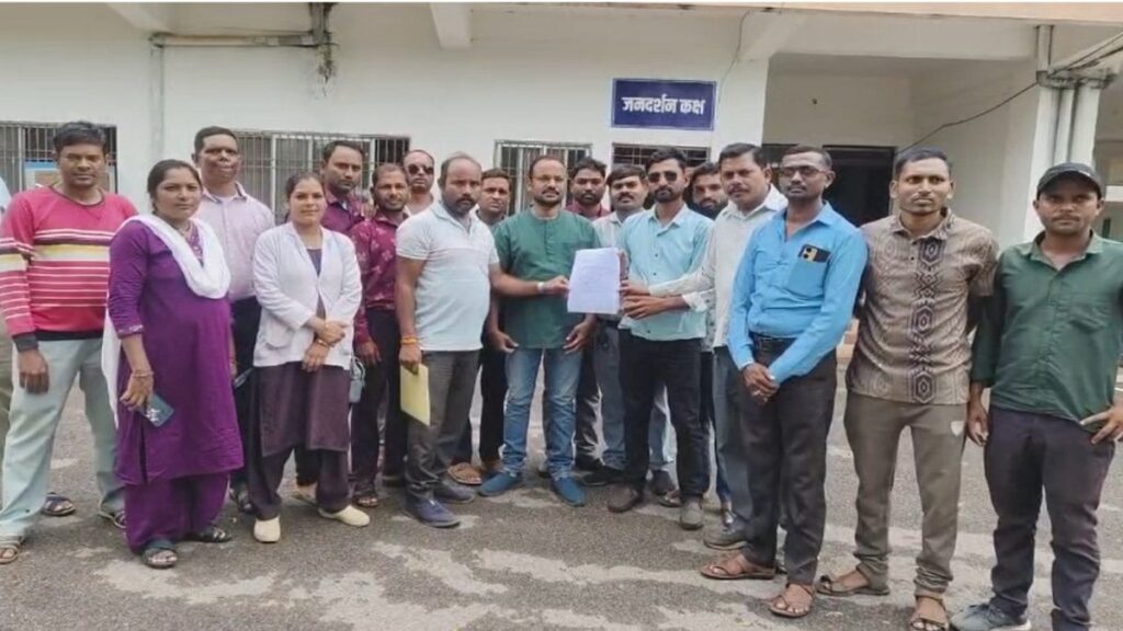 दो माह का बकाया वेतन और ग्रेजुएटी देने की मांग, 108 के कर्मचारियों ने कलेक्टर से लगाई गुहार, आंदोलन की दी चेतावनी - राष्ट्रवाणी - Chhattisgarh समाचार