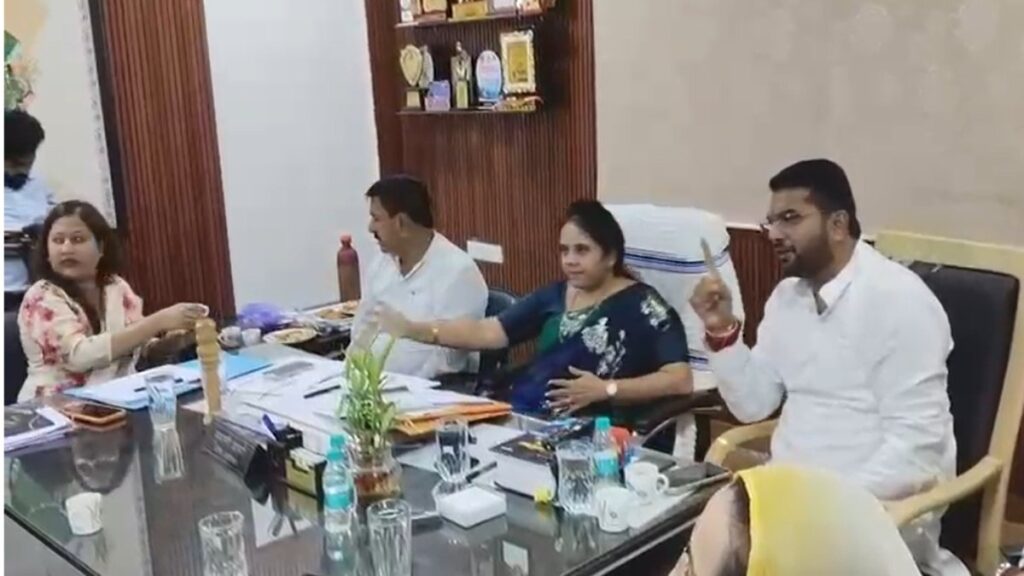 बैठक में भड़के नेता प्रतिपक्ष आकाश तिवारी, अफसरों को धरातल पर जाकर स्थिति देखने की दी नसीहत - राष्ट्रवाणी - Chhattisgarh समाचार