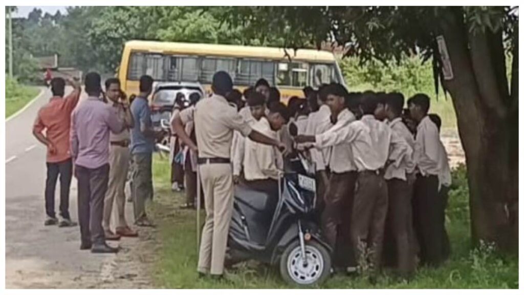 चार किमी पैदल चलकर बलरामपुर कलेक्टर के पास पहुंचे एकलव्य विद्यालय के छात्र: भोजन में कीड़े और बदइंतजामी से फूटा गुस्सा - राष्ट्रवाणी - Chhattisgarh समाचार