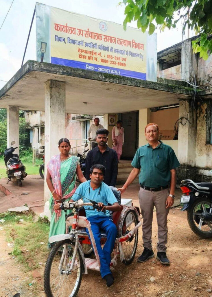 मुख्यमंत्री हेल्पलाइन 1076 बनी दिव्यांगों के लिए सहारा, अजय को मिली मोटराइज्ड ट्रायसाइकिल - राष्ट्रवाणी - Chhattisgarh समाचार