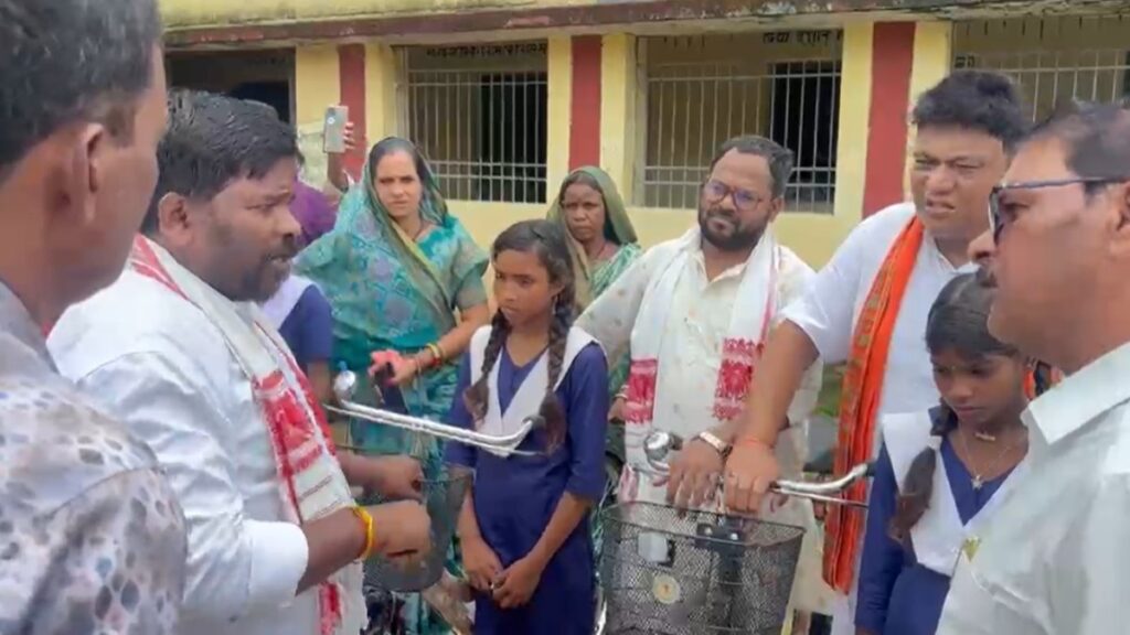 सरस्वती साइकिल योजना में भ्रष्टाचार का आरोप, रवि भगत ने स्कूल में मचाया हंगामा, पुलिस हिरासत में भाजयुमो के पूर्व प्रदेश अध्यक्ष - राष्ट्रवाणी - Chhattisgarh समाचार
