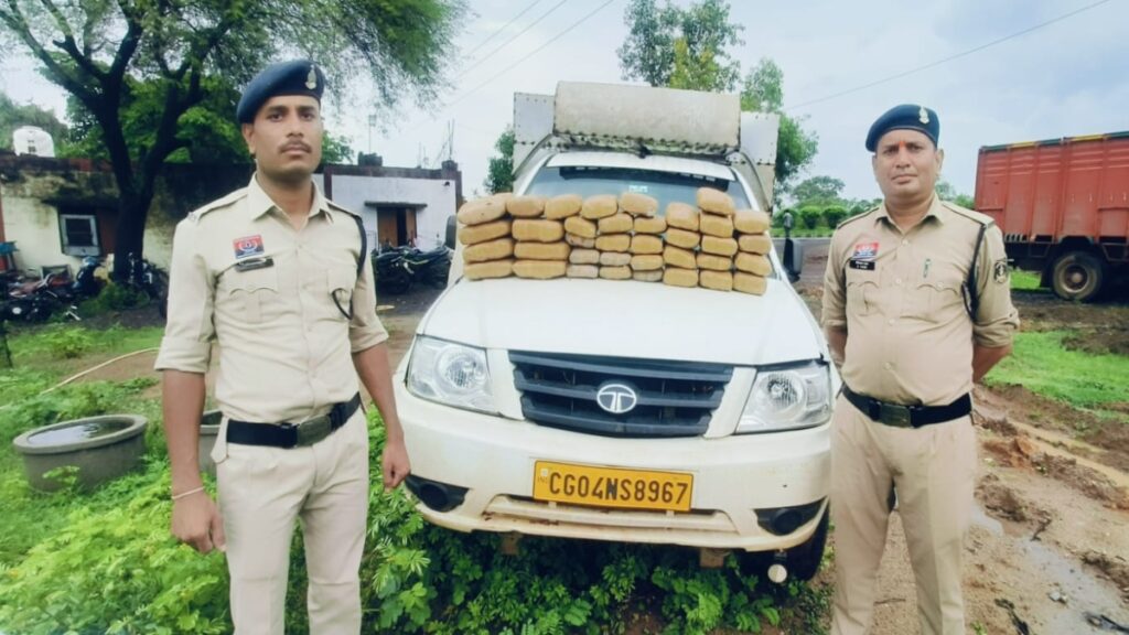 तस्करों के मंसूबों पर फिरा पानी: पिकअप से 20 लाख से ज्यादा का गांजा जब्त, नाकाबंदी देखकर भागे आरोपी - राष्ट्रवाणी - Chhattisgarh समाचार तस्करों के मंसूबों पर फिरा पानी: पिकअप से 20 लाख से ज्यादा का गांजा जब्त, नाकाबंदी देखकर भागे आरोपी - राष्ट्रवाणी - Chhattisgarh समाचार