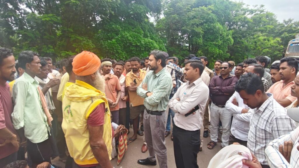 खाद नहीं मिलने से किसानों का फूटा गुस्सा, ढाई घंटे तक किया चक्काजाम, प्रशासन के आश्वासन के बाद खत्म हुआ प्रदर्शन - राष्ट्रवाणी - Chhattisgarh समाचार खाद नहीं मिलने से किसानों का फूटा गुस्सा, ढाई घंटे तक किया चक्काजाम, प्रशासन के आश्वासन के बाद खत्म हुआ प्रदर्शन - राष्ट्रवाणी - Chhattisgarh समाचार
