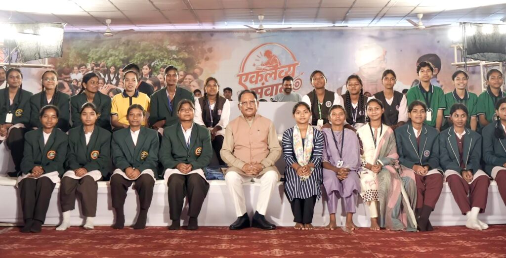 मुख्यमंत्री विष्णु देव साय ने एकलव्य के विद्यार्थियों का बढ़ाया उत्साह - राष्ट्रवाणी - Chhattisgarh समाचार