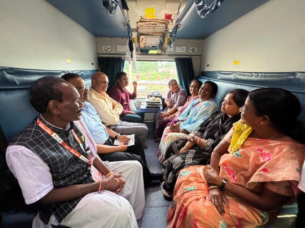 बदलते बस्तर का संदेश लेकर दिल्ली रवाना हुआ बस्तर का प्रतिनिधिमंडल,राष्ट्रपति से करेंगे मुलाकात - राष्ट्रवाणी - Chhattisgarh समाचार