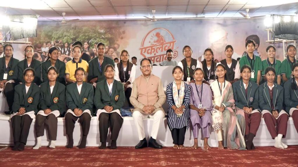 जनजातीय प्रतिभाओं के सपनों को नई उड़ान : मुख्यमंत्री साय ने नीट में सफल छात्रों से किया संवाद, कहा – एकलव्य की तरह लक्ष्य साधिए, सफलता निश्चित मिलेगी - राष्ट्रवाणी - Chhattisgarh समाचार