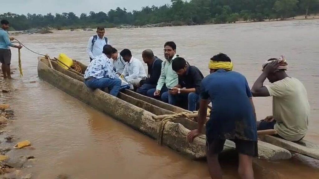 'बहुत बाढ़ है सर... डर लग रहा है', बस्तर में उफनती नदियों को डोंगी से पार कर स्कूल पहुंच रहे 24 बेबस शिक्षक - राष्ट्रवाणी - Chhattisgarh समाचार