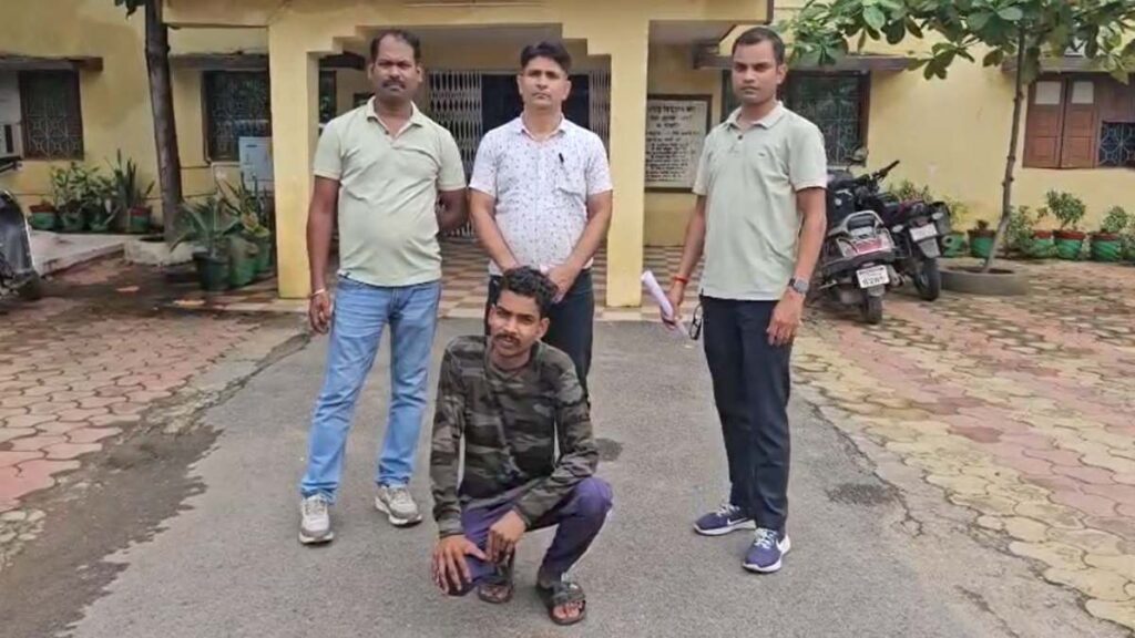 ऑनलाइन गेम के शौकीन आरक्षक ने साथी पुलिसकर्मी का चुराया मोबाइल, खाते से उड़ाए 4.87 लाख रुपए, आरोपी गिरफ्तार - राष्ट्रवाणी - Chhattisgarh समाचार