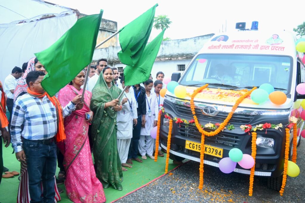 मंत्री लक्ष्मी राजवाड़े ने चांदनी बिहारपुर को दी एम्बुलेंस की सौगात, दिखाई हरी झण्डी - राष्ट्रवाणी - Chhattisgarh समाचार