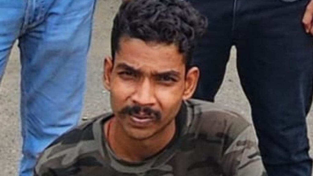 वर्दी पर दाग : साथी आरक्षक का मोबाइल चुराकर खाते से उड़ाए 4.87 लाख, 11वीं बटालियन का आरक्षक गिरफ्तार - राष्ट्रवाणी - Chhattisgarh समाचार