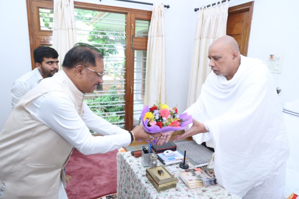 गुरु पूर्णिमा पर मुख्यमंत्री ने अघोर गुरु पीठ बनोरा में किए गुरु दर्शन, बाबा प्रियदर्शी राम से लिया आशीर्वाद - राष्ट्रवाणी - Chhattisgarh समाचार