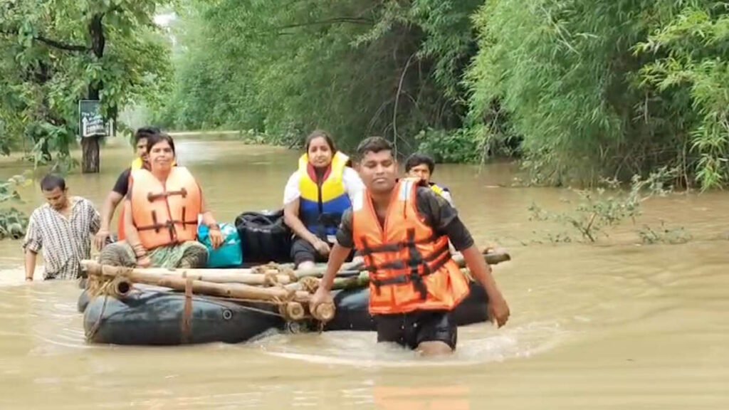 बाढ़ का कहर: ‘द ट्री ऑफ लाइफ रिसॉर्ट’ में फंसे 24 लोग, रेस्क्यू में जुटी नगर सेना की टीम… - राष्ट्रवाणी - Chhattisgarh समाचार