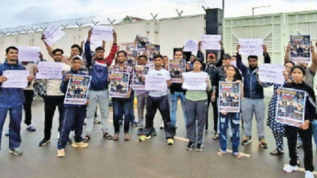 छत्तीसगढ़ में शिक्षक भर्ती से व्यायाम शिक्षकों के पद गायब, शिक्षा मंत्री के बंगले का घेराव - राष्ट्रवाणी - Chhattisgarh समाचार छत्तीसगढ़ में शिक्षक भर्ती से व्यायाम शिक्षकों के पद गायब, शिक्षा मंत्री के बंगले का घेराव - राष्ट्रवाणी - Chhattisgarh समाचार