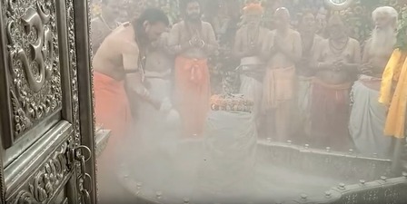 सावन माह के शुभारंभ के साथ महाकाल मंदिर में उमड़ा भक्तों का जनसैलाब, ‘जय महाकाल’ जयघोष से गूंजा मंदिर - राष्ट्रवाणी - Chhattisgarh समाचार सावन माह के शुभारंभ के साथ महाकाल मंदिर में उमड़ा भक्तों का जनसैलाब, ‘जय महाकाल’ जयघोष से गूंजा मंदिर - राष्ट्रवाणी - Chhattisgarh समाचार