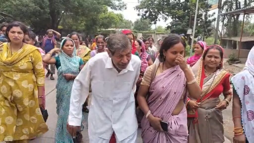 शराब दुकान शिफ्टिंग का महिलाओं ने किया विरोध, पूर्व गृह मंत्री ननकीराम कंवर भी प्रदर्शन में हुए शामिल, पुलिस-प्रशासन की टीम मौके पर - राष्ट्रवाणी - Chhattisgarh समाचार शराब दुकान शिफ्टिंग का महिलाओं ने किया विरोध, पूर्व गृह मंत्री ननकीराम कंवर भी प्रदर्शन में हुए शामिल, पुलिस-प्रशासन की टीम मौके पर - राष्ट्रवाणी - Chhattisgarh समाचार