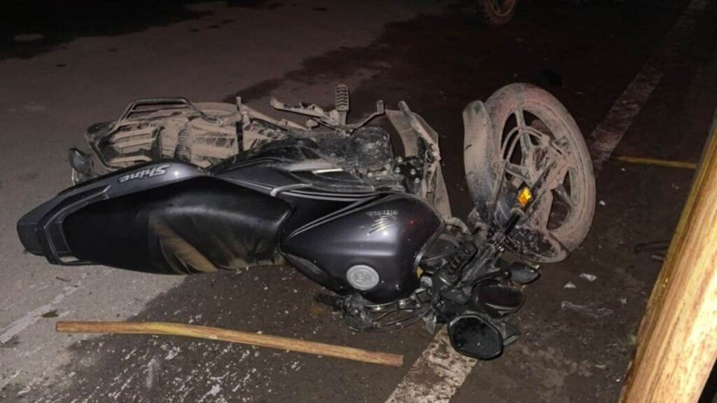बिलासपुर में दिल दहलाने वाला सड़क हादसा, अनियंत्रित होकर बैरिकेड से टकराई बाइक, युवक के पेट में घुसा लोहे का पाइप - राष्ट्रवाणी - Chhattisgarh समाचार