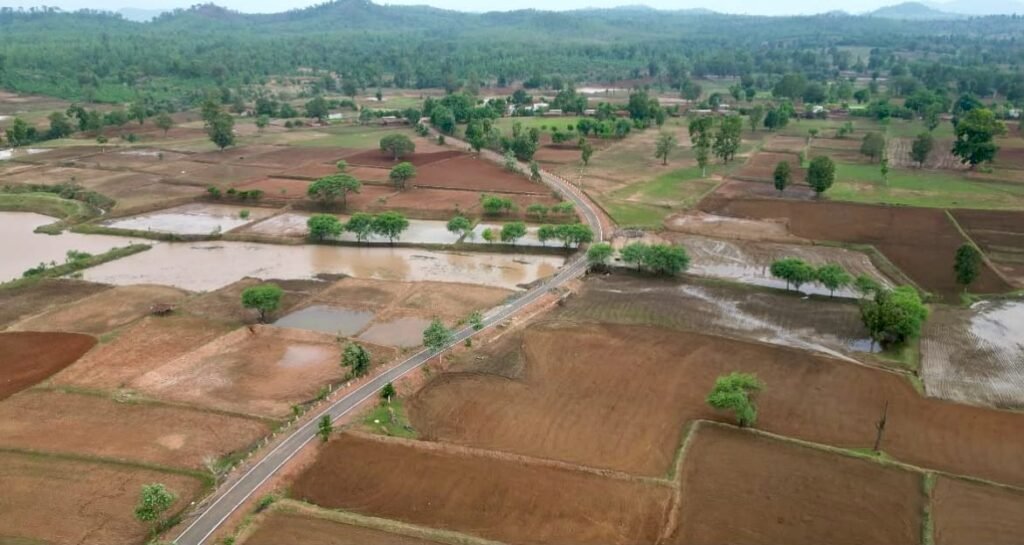 प्रधानमंत्री जनमन योजना से वनांचल ग्राम छिंदपुर में बनी पक्की सड़क, ग्रामीणों की राह हुई आसान - राष्ट्रवाणी - Chhattisgarh समाचार