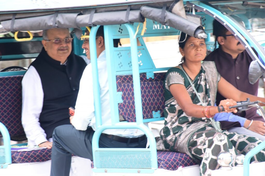 विधानसभा अध्यक्ष डॉ. रमन सिंह जब दीदी सरिता वर्मा के ई-रिक्शा में बैठकर स्पीकर हाऊस के लिए हुए रवाना.. - राष्ट्रवाणी - Chhattisgarh समाचार विधानसभा अध्यक्ष डॉ. रमन सिंह जब दीदी सरिता वर्मा के ई-रिक्शा में बैठकर स्पीकर हाऊस के लिए हुए रवाना.. - राष्ट्रवाणी - Chhattisgarh समाचार