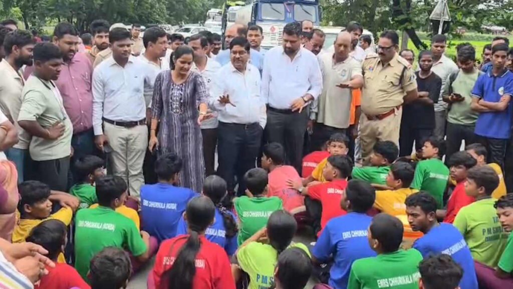 प्राचार्य के व्यवहार से आक्रोशित एकलव्य आवासीय विद्यालय के छात्रों ने किया हाईवे पर चक्काजाम… - राष्ट्रवाणी - Chhattisgarh समाचार प्राचार्य के व्यवहार से आक्रोशित एकलव्य आवासीय विद्यालय के छात्रों ने किया हाईवे पर चक्काजाम… - राष्ट्रवाणी - Chhattisgarh समाचार