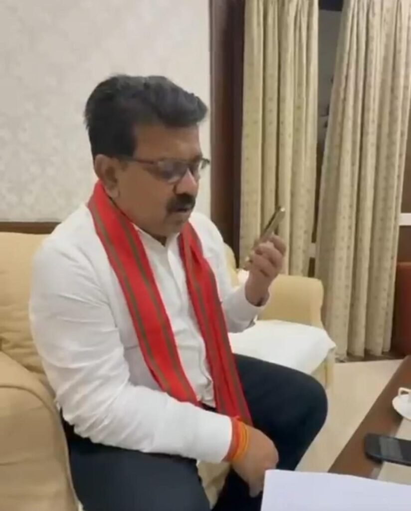 कुलगाम आतंकी हमले के पीड़ितों के परिजनों से उप मुख्यमंत्री विजय शर्मा ने की बात - राष्ट्रवाणी - Chhattisgarh समाचार कुलगाम आतंकी हमले के पीड़ितों के परिजनों से उप मुख्यमंत्री विजय शर्मा ने की बात - राष्ट्रवाणी - Chhattisgarh समाचार
