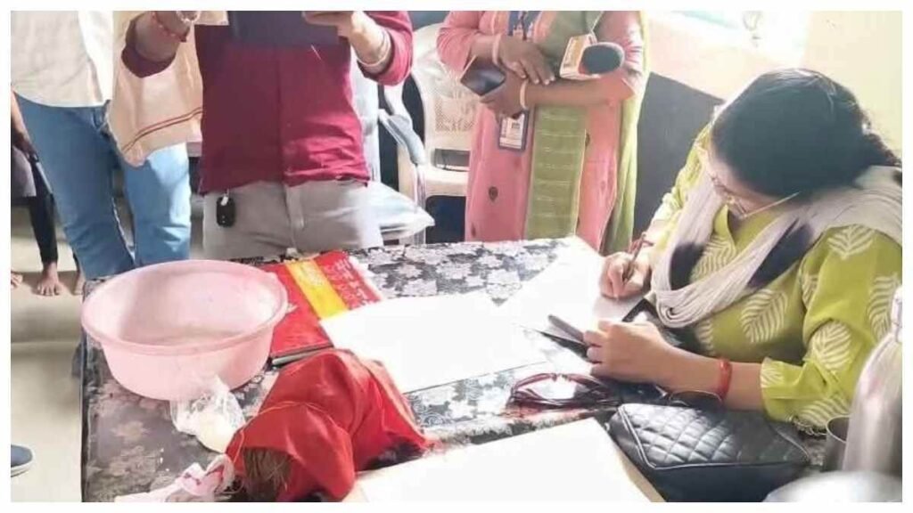 काठापाली स्कूल में अंधविश्वास का खेल! लाल कपड़े और नारियल से कराया टोटका, शिक्षिका सस्पेंड - राष्ट्रवाणी - Chhattisgarh समाचार