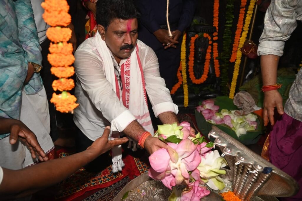 हर-हर महादेव और बोल-बम के जयघोष के साथ निकली भोरमदेव पदयात्रा, शिवमय हुआ कबीरधाम - राष्ट्रवाणी - Chhattisgarh समाचार हर-हर महादेव और बोल-बम के जयघोष के साथ निकली भोरमदेव पदयात्रा, शिवमय हुआ कबीरधाम - राष्ट्रवाणी - Chhattisgarh समाचार