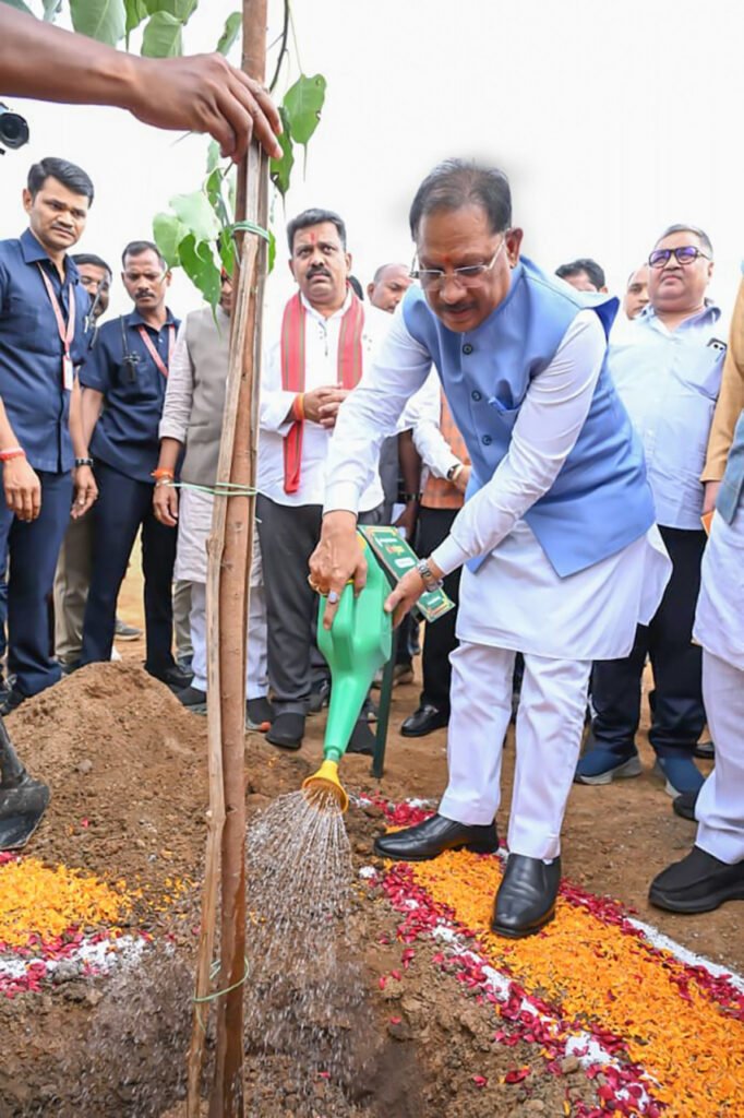मुख्यमंत्री विष्णुदेव साय ने अपनी माँ के नाम पर लगाया पीपल का पौधा, वन महोत्सव-2026 का हुआ शुभारंभ - राष्ट्रवाणी - Chhattisgarh समाचार