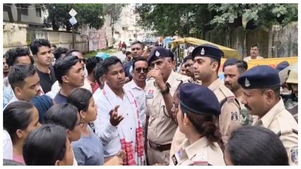 झमाझम बारिश में पुलिस के विरुद्ध प्रदर्शन, नौ अगस्त तक गिरफ्तारी नहीं हुई तो अंबिकापुर में उग्र आंदोलन की चेतावनी - राष्ट्रवाणी - Chhattisgarh समाचार झमाझम बारिश में पुलिस के विरुद्ध प्रदर्शन, नौ अगस्त तक गिरफ्तारी नहीं हुई तो अंबिकापुर में उग्र आंदोलन की चेतावनी - राष्ट्रवाणी - Chhattisgarh समाचार