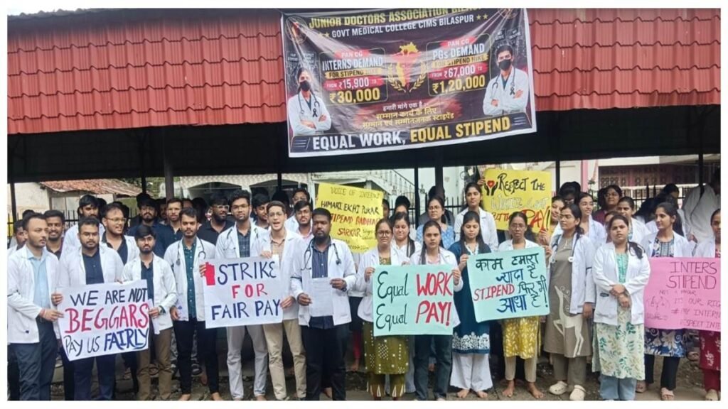 छत्तीसगढ़ के एमबीबीएस इंटर्न का कार्य बहिष्कार शुरू: 24 से 36 घंटे की ड्यूटी के बावजूद कम मानदेय का आरोप - राष्ट्रवाणी - Chhattisgarh समाचार
