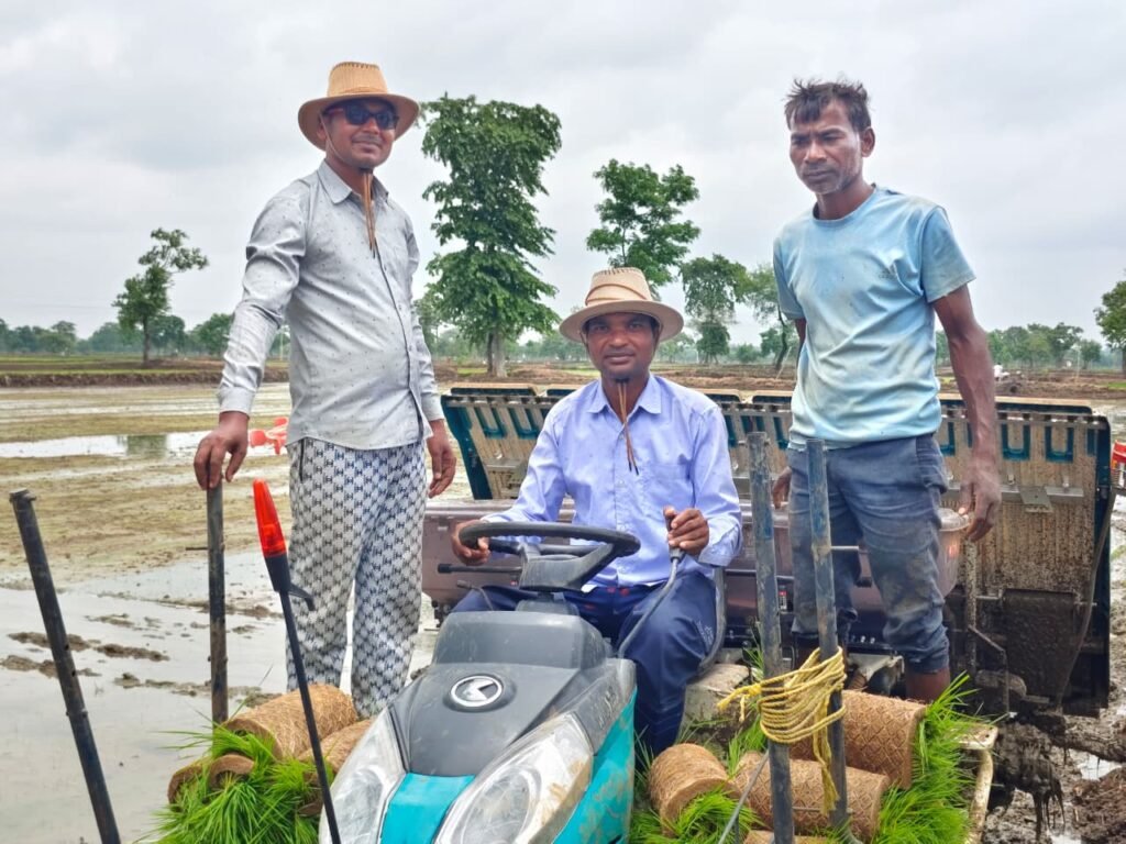 पैडी ट्रांसप्लांटर से डिकेश्वर साहू ने घटाई खेती की लागत, बढ़ाया मुनाफा - राष्ट्रवाणी - Chhattisgarh समाचार