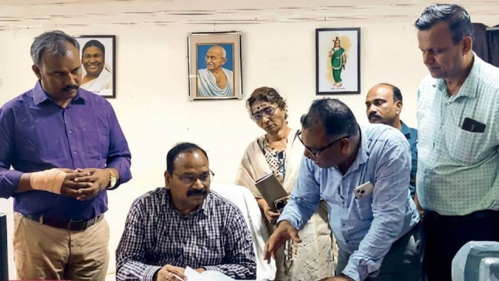 'हमें बच्चों को पढ़ाने दो... बाबूगिरी मत कराओ', छत्तीसगढ़ में गैर-शैक्षणिक कार्यों के बोझ से परेशान शिक्षकों की प्रशासन से गुहार - राष्ट्रवाणी - Chhattisgarh समाचार