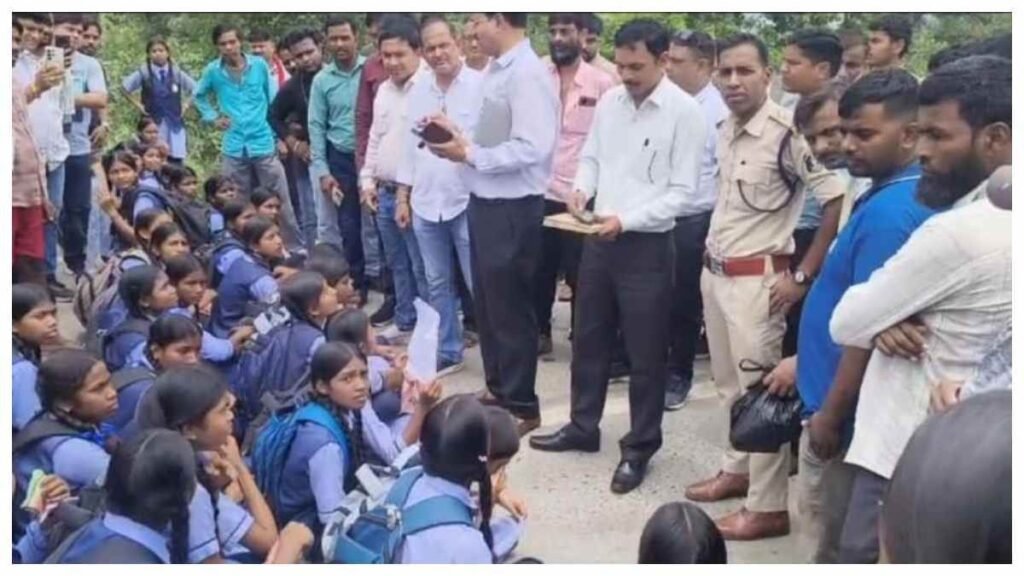 कस्तूरबा आश्रम में अधीक्षिका धुलवाती है कपड़े, करवाती है हाथ-पैर की मालिश, प्रताड़ित छात्राओं ने हाईवे पर किया चक्काजाम - राष्ट्रवाणी - Chhattisgarh समाचार कस्तूरबा आश्रम में अधीक्षिका धुलवाती है कपड़े, करवाती है हाथ-पैर की मालिश, प्रताड़ित छात्राओं ने हाईवे पर किया चक्काजाम - राष्ट्रवाणी - Chhattisgarh समाचार