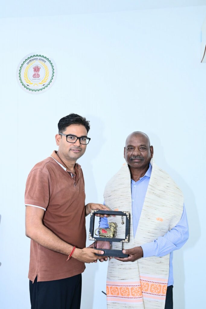 होजाई जिला समिति (असम) के उपसभापति रमाकांत गौड़ ने वित्त मंत्री ओपी चौधरी से की आत्मीय मुलाकात - राष्ट्रवाणी - Chhattisgarh समाचार
