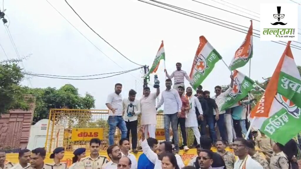 सड़कों पर लालटेन लेकर प्रदर्शन : यूथ कांग्रेस ने महंगी बिजली और स्मार्ट मीटर के खिलाफ घेरा बिजली विभाग - राष्ट्रवाणी - Chhattisgarh समाचार
