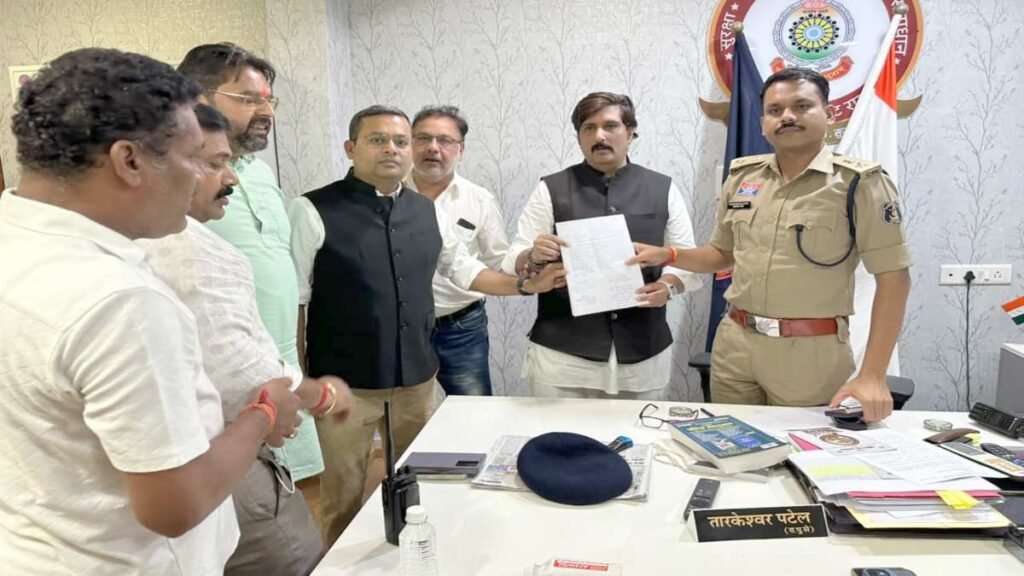 कग नेवस : आराध्य देवताओं पर अभद्र टिप्पणी से आक्रोश, प्राथमिकी (एफआईआर) दर्ज कराने थाने पहुंचे भाजपा नेता, बजरंग दल ने भी किया प्रदर्शन - राष्ट्रवाणी - Chhattisgarh समाचार कग नेवस : आराध्य देवताओं पर अभद्र टिप्पणी से आक्रोश, प्राथमिकी (एफआईआर) दर्ज कराने थाने पहुंचे भाजपा नेता, बजरंग दल ने भी किया प्रदर्शन - राष्ट्रवाणी - Chhattisgarh समाचार