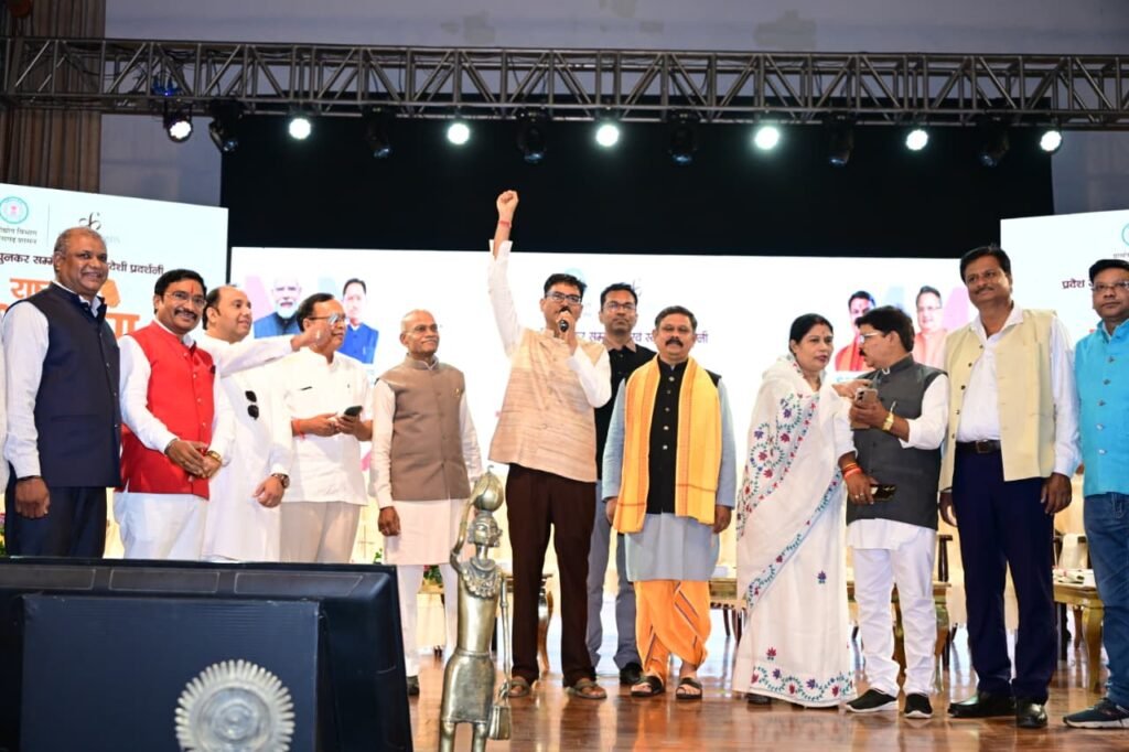 राष्ट्रीय हथकरघा दिवस पर प्रदेश स्तरीय बुनकर सम्मेलन एवं स्वदेशी प्रदर्शनी में शामिल हुए वित्त मंत्री ओपी चौधरी - राष्ट्रवाणी - Chhattisgarh समाचार