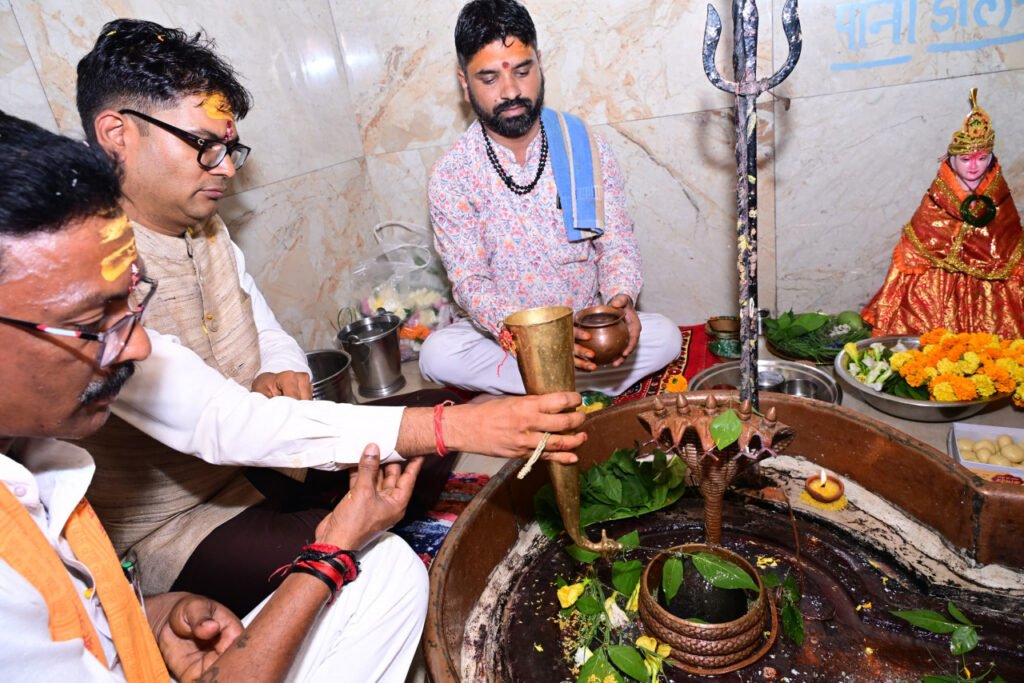 रायगढ़ के वार्ड क्रमांक 9 स्थित मंदिर में वित्त मंत्री ओपी चौधरी ने की भगवान शिव की पूजा-अर्चना - राष्ट्रवाणी - Chhattisgarh समाचार रायगढ़ के वार्ड क्रमांक 9 स्थित मंदिर में वित्त मंत्री ओपी चौधरी ने की भगवान शिव की पूजा-अर्चना - राष्ट्रवाणी - Chhattisgarh समाचार