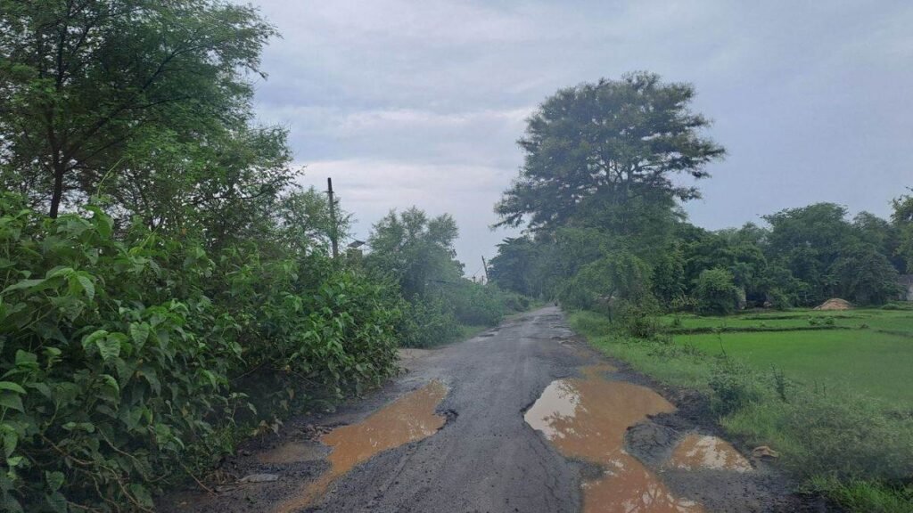 जांजगीर-चांपा के मालखरौदा में पीएम ग्रामीण सड़क चार कम तक गड्ढों में तब्दील, स्कूली बच्चे चोटिल, मरीज परेशान - राष्ट्रवाणी - Chhattisgarh समाचार जांजगीर-चांपा के मालखरौदा में पीएम ग्रामीण सड़क चार कम तक गड्ढों में तब्दील, स्कूली बच्चे चोटिल, मरीज परेशान - राष्ट्रवाणी - Chhattisgarh समाचार