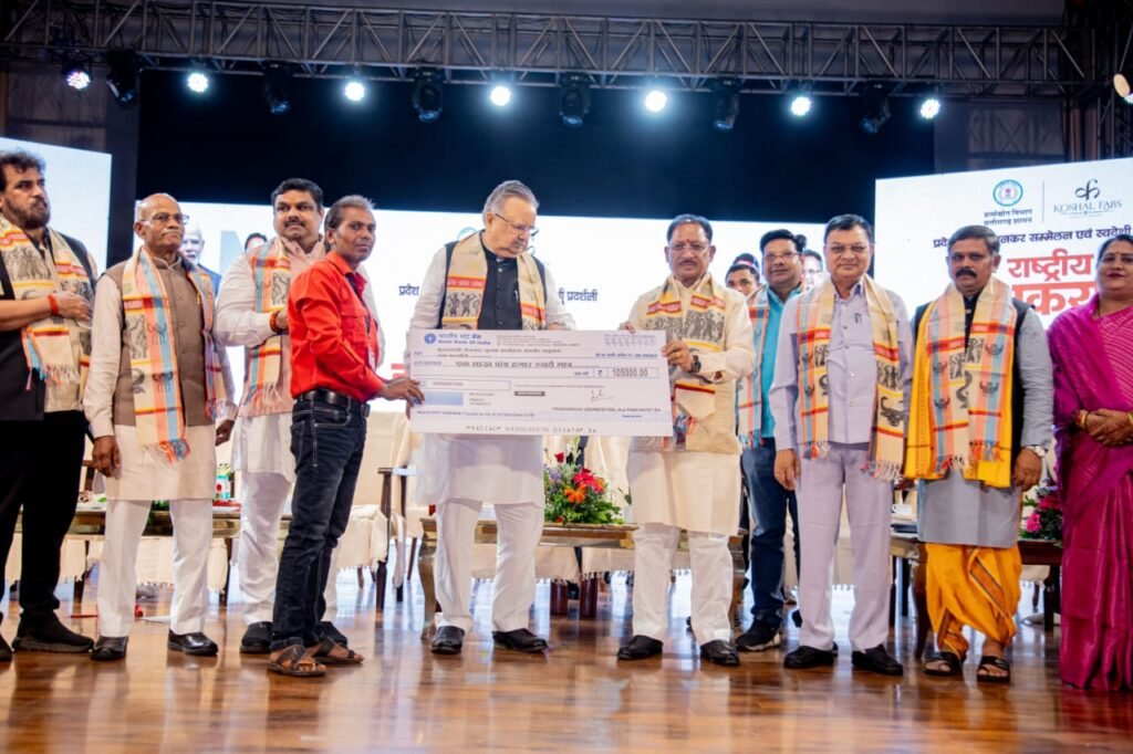 विष्णु के सुशासन में ग्रामोद्योग विभाग की पहल पर छत्तीसगढ़ में पहली बार सुकमा के चिंतलनार की पुनर्वासित बेटियों ने रायपुर पहुंचकर बड़े मंच पर दिखाई प्रतिभा - राष्ट्रवाणी - Chhattisgarh समाचार विष्णु के सुशासन में ग्रामोद्योग विभाग की पहल पर छत्तीसगढ़ में पहली बार सुकमा के चिंतलनार की पुनर्वासित बेटियों ने रायपुर पहुंचकर बड़े मंच पर दिखाई प्रतिभा - राष्ट्रवाणी - Chhattisgarh समाचार