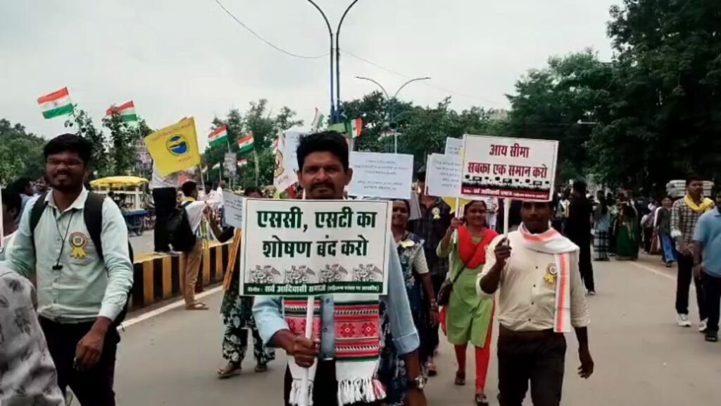 विश्व आदिवासी दिवस पर डीएड अभ्यर्थियों का प्रदर्शन: सर्व आदिवासी समाज ने की 1316 सहायक शिक्षकों की नियुक्ति की मांग, इंडोर स्टेडियम से जयस्तंभ चौक तक निकाली रैली - राष्ट्रवाणी - Chhattisgarh समाचार