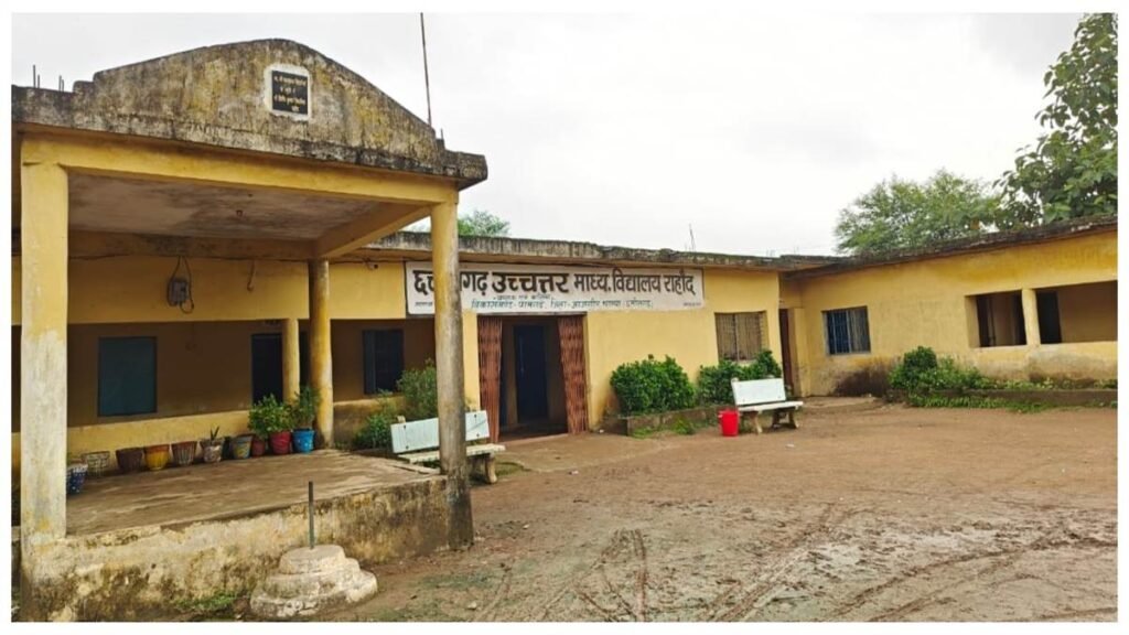 स्कूल भवन की छत का प्लास्टर उखड़ा, सरिया आ रहा नजर: पामगढ़ के पूर्व कन्या शाला भवन का मामला - Chhattisgarh समाचार