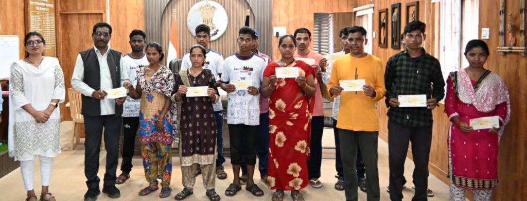 बंदूक छोड़ी, आत्मसम्मान का रास्ता चुना : 13 आत्मसमर्पित युवाओं को 24.30 लाख की प्रोत्साहन राशि - राष्ट्रवाणी - Chhattisgarh समाचार बंदूक छोड़ी, आत्मसम्मान का रास्ता चुना : 13 आत्मसमर्पित युवाओं को 24.30 लाख की प्रोत्साहन राशि - राष्ट्रवाणी - Chhattisgarh समाचार