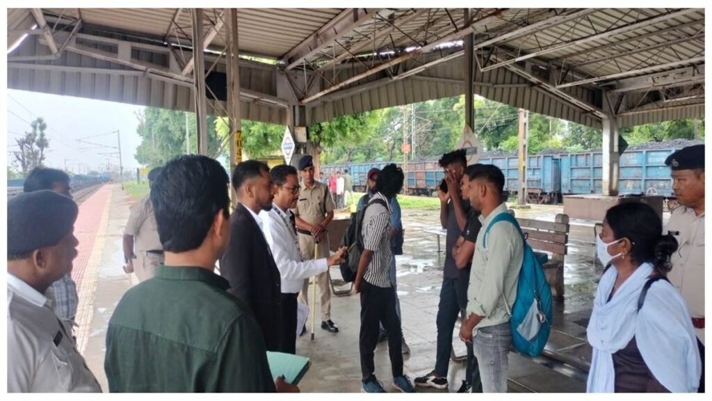 बस से ट्रेन की जांच करने पहुंची टीम, 297 मामले पकड़े: जयरामनगर स्टेशन पर औचक कार्रवाई से मचा हड़क - राष्ट्रवाणी - Chhattisgarh समाचार