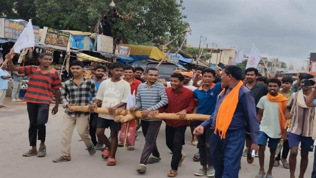 बस्तर दशहरा: दस साल बाद लौटी परंपरा, बिलोरी से ठुरलु खोटला लेकर सात किलोमीटर बैलगाड़ी खींचते पहुंचे ग्रामीण - राष्ट्रवाणी - Chhattisgarh समाचार बस्तर दशहरा: दस साल बाद लौटी परंपरा, बिलोरी से ठुरलु खोटला लेकर सात किलोमीटर बैलगाड़ी खींचते पहुंचे ग्रामीण - राष्ट्रवाणी - Chhattisgarh समाचार
